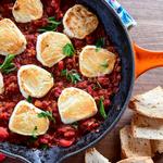 Gebratener Ziegenkäse in Tomatensoße