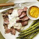 Gegrilltes Flankensteak mit Spargel und Gorgonzola-Sahnesauce