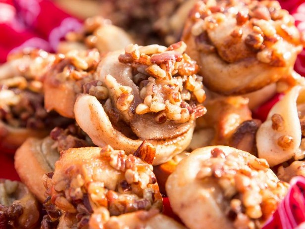 Klebrige Mini-Pekannussbrötchen mit Hefe