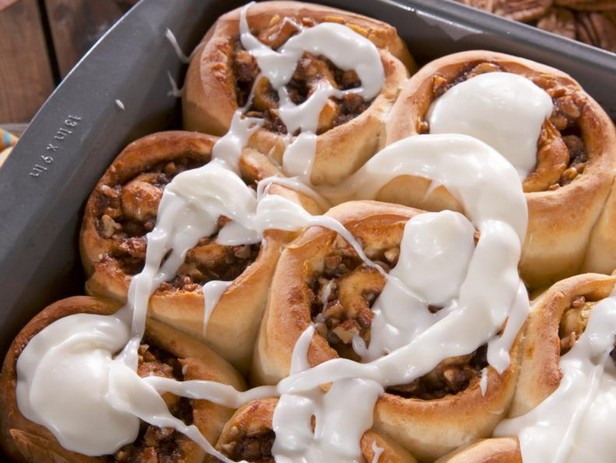 Vitushki-Brötchen mit Zucker, Nüssen und Zimt aus Hefeteig