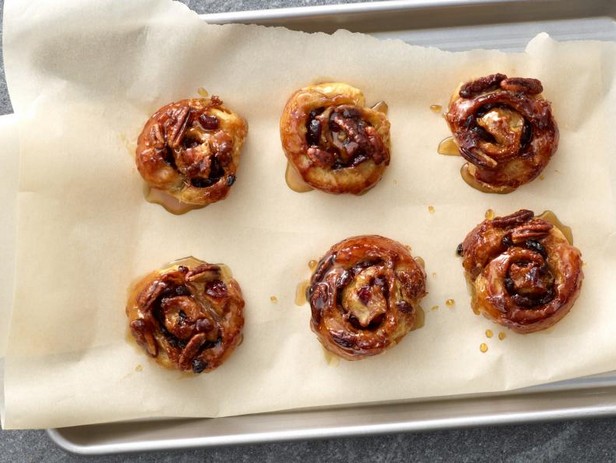 Einfache, klebrige Brötchen aus Blätterteig