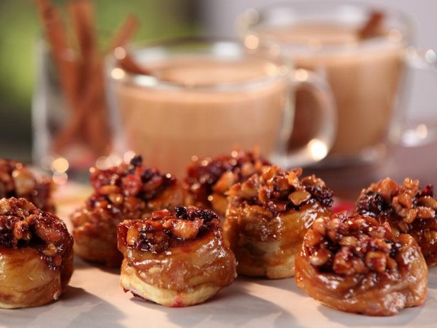 Vituschki-Brötchen in klebriger Glasur mit Brombeeren und Haselnüssen