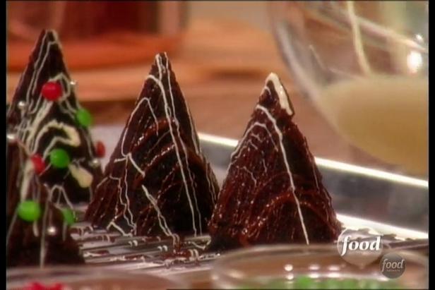 Mini cupcake al cioccolato a forma di albero di Natale, morbidi e umidi