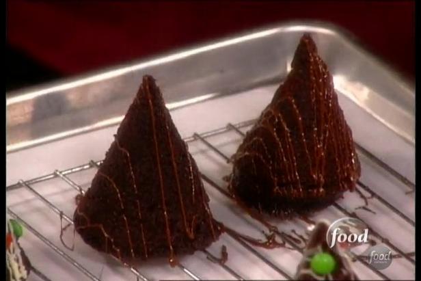 Mini cupcake al cioccolato a forma di albero di Natale, morbidi e umidi