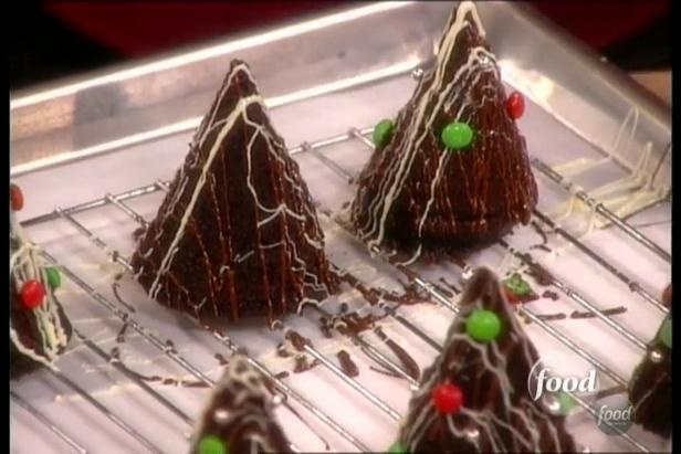 Mini cupcake al cioccolato a forma di albero di Natale, morbidi e umidi