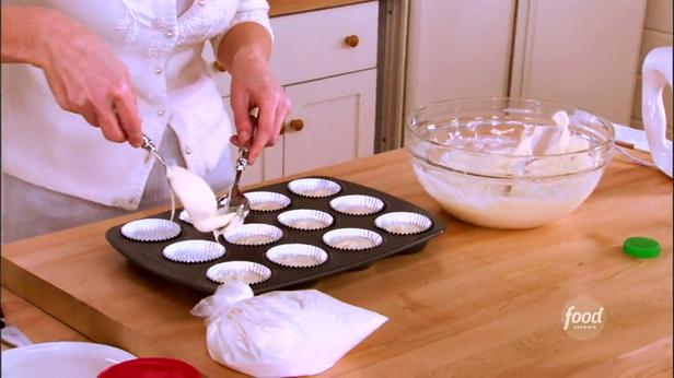 Neujahrs-Cupcakes mit Sahne und Marshmallows