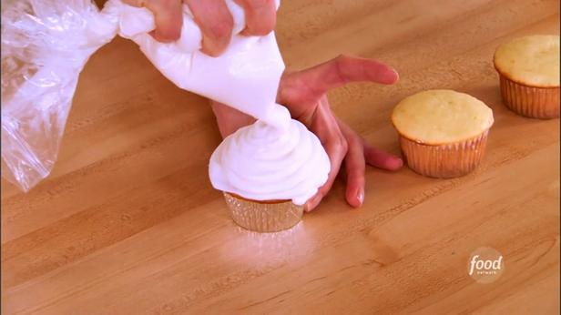 Neujahrs-Cupcakes mit Sahne und Marshmallows