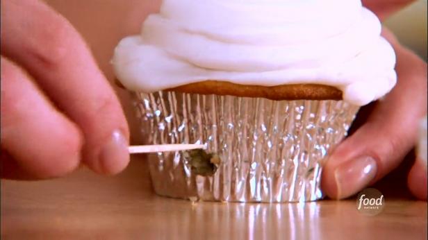 Neujahrs-Cupcakes mit Sahne und Marshmallows