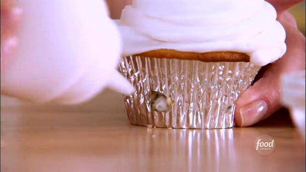Neujahrs-Cupcakes mit Sahne und Marshmallows