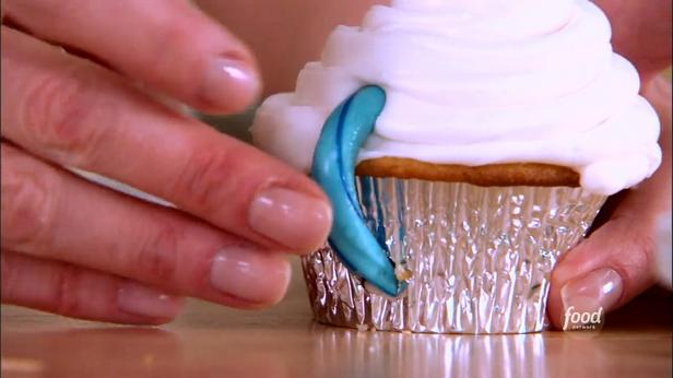 Neujahrs-Cupcakes mit Sahne und Marshmallows