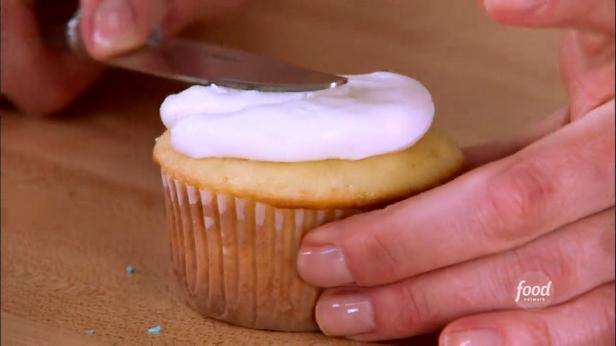 Neujahrs-Cupcakes mit Sahne und Marshmallows