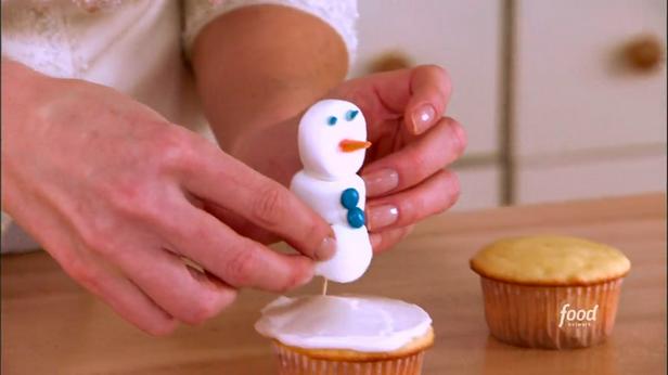 Neujahrs-Cupcakes mit Sahne und Marshmallows