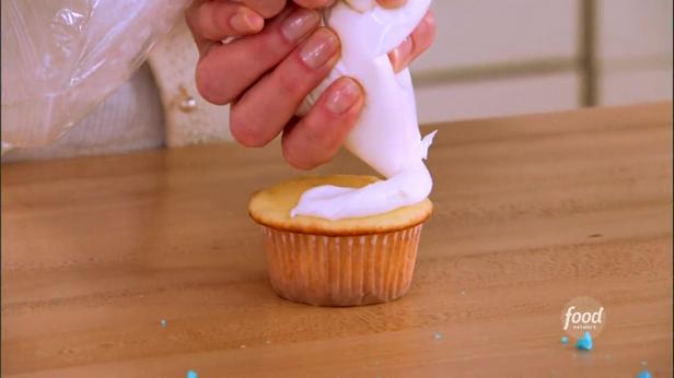 Neujahrs-Cupcakes mit Sahne und Marshmallows