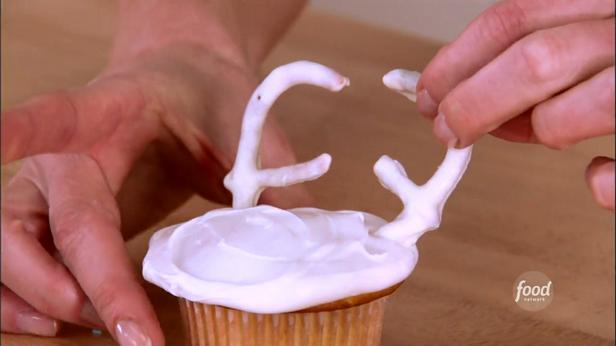 Neujahrs-Cupcakes mit Sahne und Marshmallows