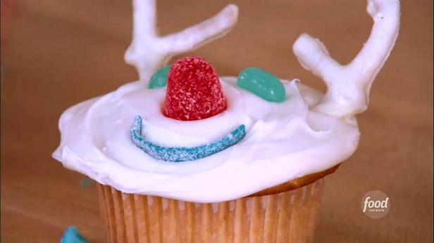 Neujahrs-Cupcakes mit Sahne und Marshmallows