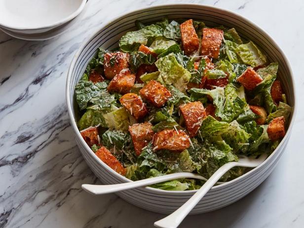 Wie man Caesar Salad mit Croutons zubereitet
