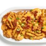 Pommes frites mit Käsesauce, Speck und Frühlingszwiebeln