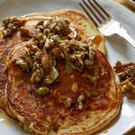 Vollkornpfannkuchen mit Apfel und Nüssen in Ahornglasur