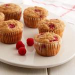 Haferflockenmuffins mit Sauerrahm und Himbeeren