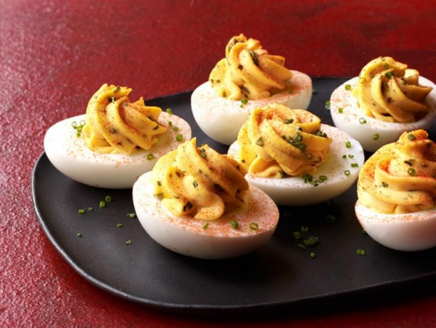 Bayram sofrası için içi doldurulmuş yumurtalar