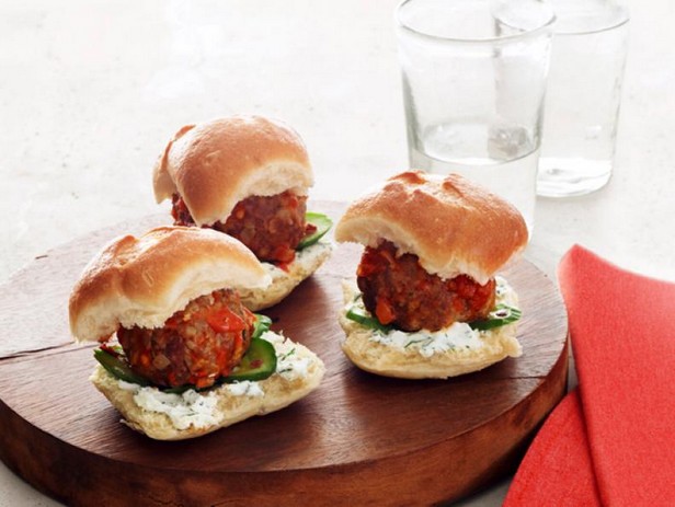 Köfteli ve keçi peynirli mini çizburgerler