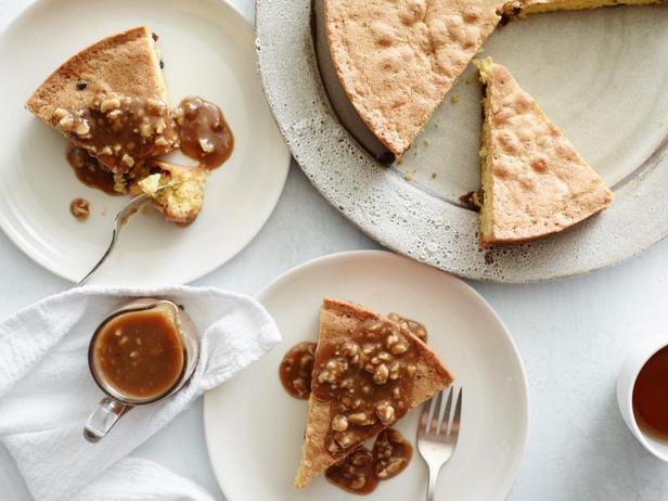 Come preparare - Torta di mais con copertura di noci caramellate