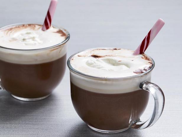 طريقة تحضير مشروب الشوكولاتة الساخنة بالنعناع مع مسحوق الكاكاو والحليب والشوكولاتة
