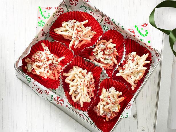 So backen Sie weiße Schokoladen-Pistazien-Weihnachtsplätzchen ohne Backen