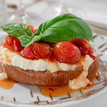 Bruschetta mit Ricotta, Tomaten und scharfem Honig