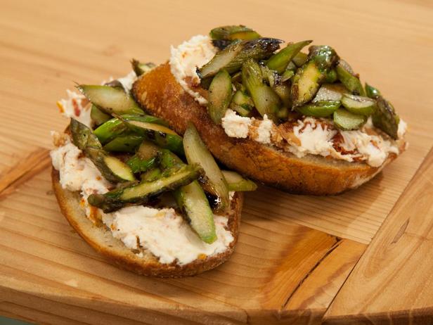 Zubereitung - Bruschetta mit geröstetem Spargel, Ziegenkäse und sonnengetrockneten Tomaten