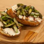 Bruschetta mit geröstetem Spargel, Ziegenkäse und sonnengetrockneten Tomaten
