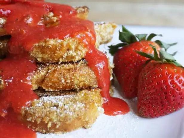 So bereiten Sie French Toast mit Erdnussbutter und Erdbeermarmelade zu