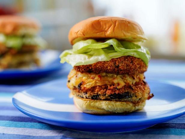 Zubereitung - Gebackenes Pilzsandwich mit Käse, Salat und Essiggurken