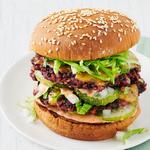 Veggie-Burger mit einem Bohnen-Patty aus der Dose, Gurken und Zwiebeln