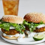 Indischer vegetarischer Kichererbsenburger mit Gurken-Joghurt-Sauce