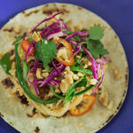Hähnchen-, Kohl- und Erdnusssauce-Tortillas nach Thai-Art