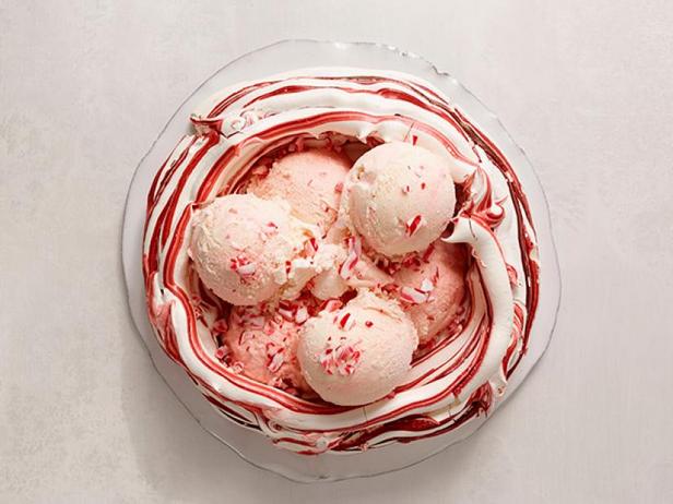 Rezept für ein Pavlova-Dessert zum Neujahr mit Baiser und Eiscreme