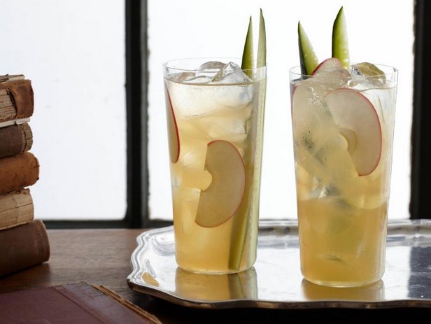 Pimm's mit Zitrone und Gurke