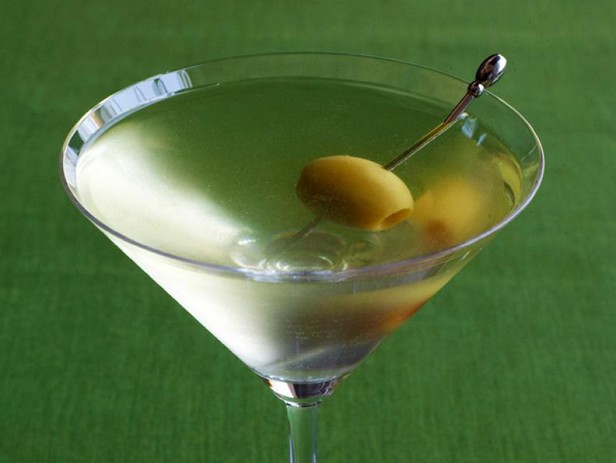 Wie man einen Dirty Martini zubereitet