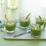 Kalte Gurkensuppe mit würzigem Joghurt in Shots