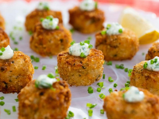 كعكات السلطعون مع الأرز البني