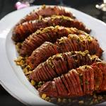 Hasselback-Süßkartoffeln mit Pistazien