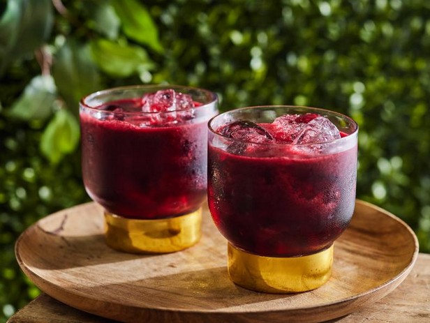 Karibischer Cocktail mit Hibiskus