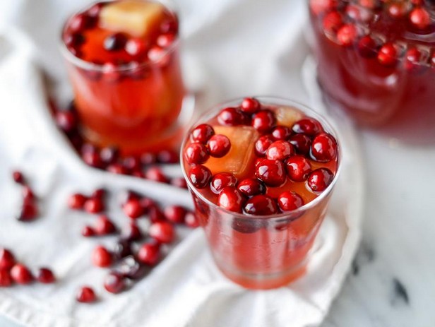 Cranberry-Punsch mit Wodka und gefrorenen Apfelweinwürfeln