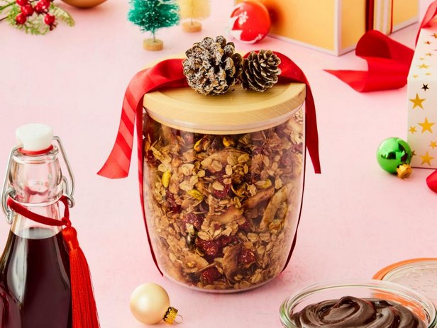 Granola mit Kirschen und Pistazien