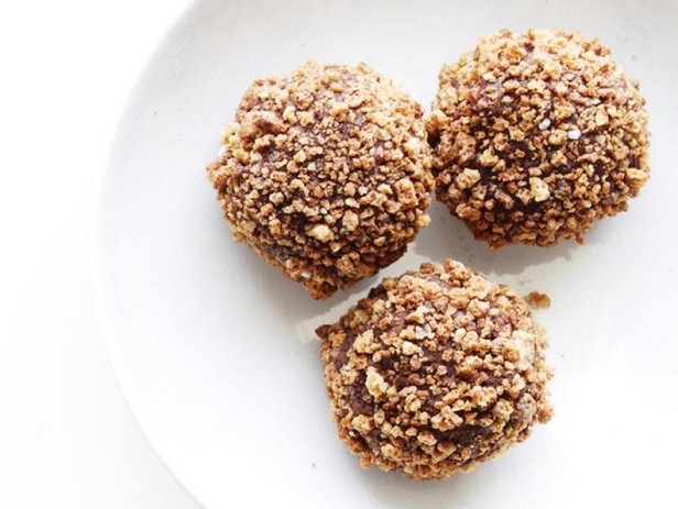 Schokoladen-Rum-Trüffel mit Amaretti-Mandelkeks-Topping