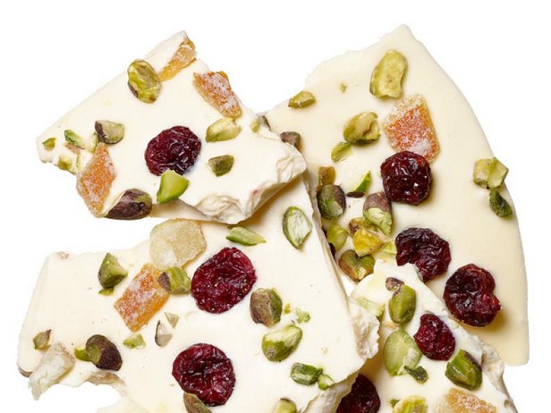 Weiße Schokoladentafel mit Pistazien, Cranberries und kandierten Orangenschalen