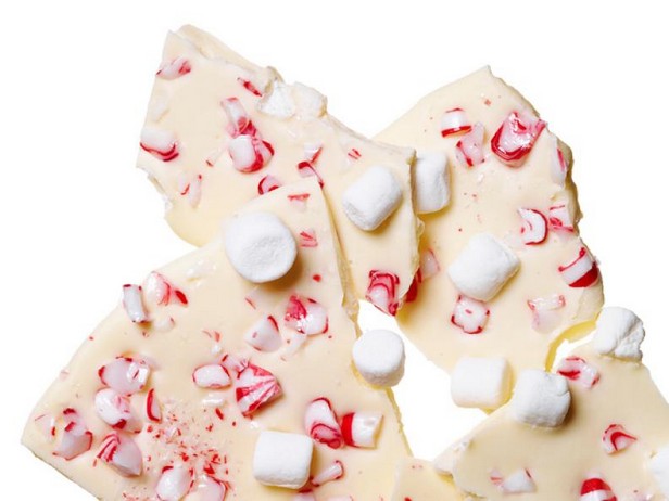 Weiße Schokoladentafel mit Minzbonbons und Mini-Marshmallows