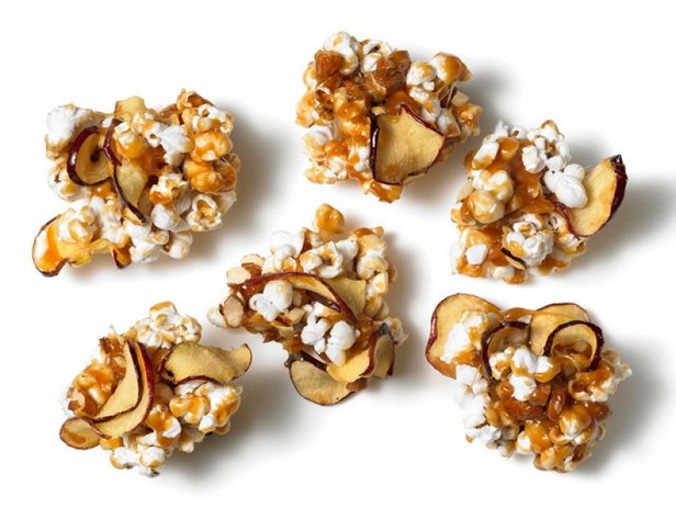 Karamellpopcorn mit getrockneten Äpfeln