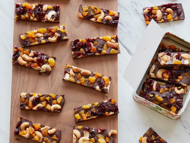 Hausgemachte Schokoladentafel mit Nüssen, getrockneten Cranberries und getrockneten Aprikosen